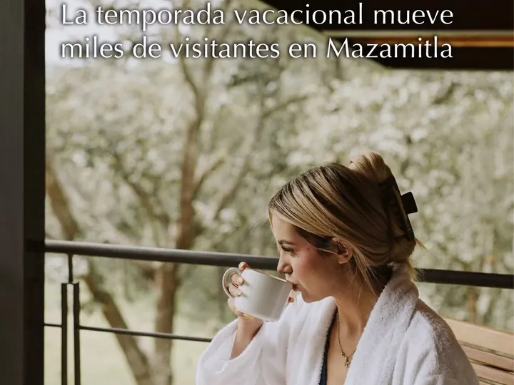 Huésped tomando café en una terraza